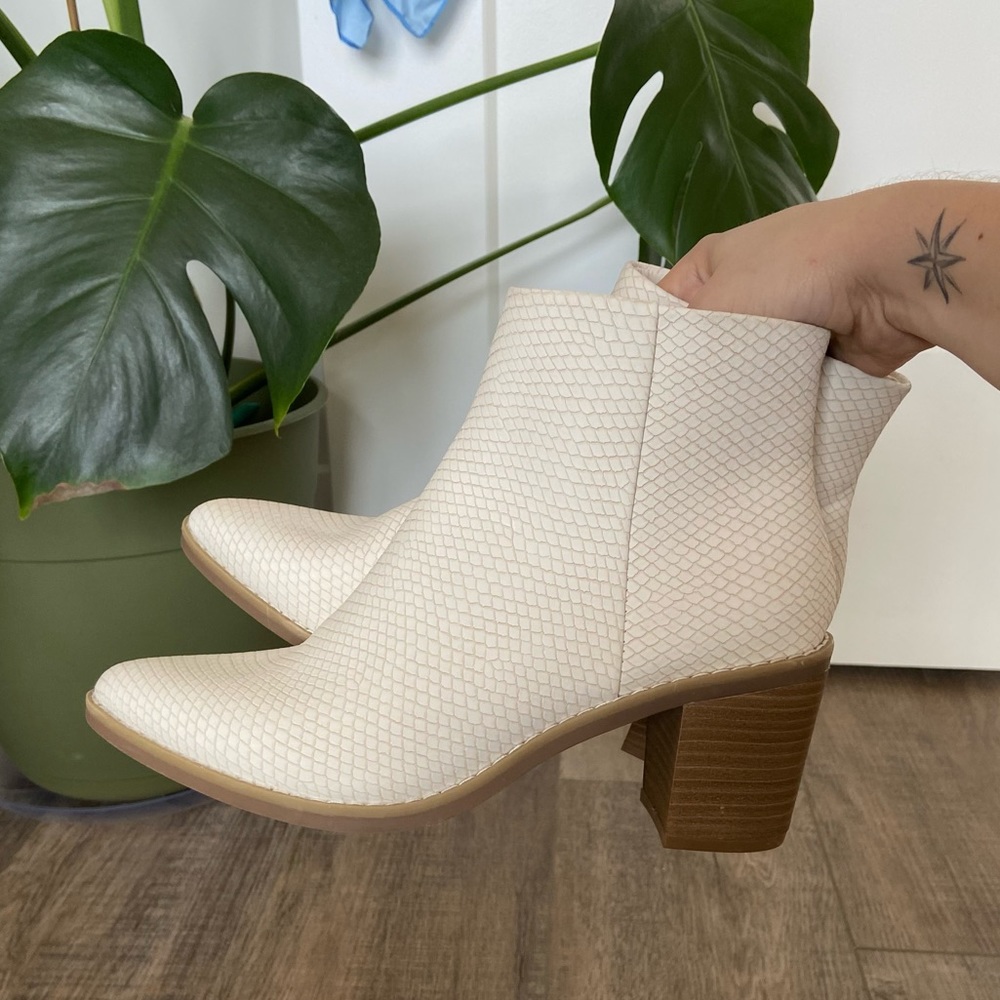 Universal Thread White Snakeskin Booties